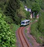 Vogtlandbahn Ein von mir bereits mehrfach gezeigtes Motiv in der Fr�hlingsvariante: 654 033 (VT33 'Karlovy Vary/Karlsbad') als VBG83146 in Klingenthal, 30.5.010. (Gru� an's Zugpersonal!)