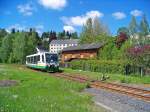 Vogtlandbahn 654 044 (VT44) als VBG/VIA83120 westlichen Ausfahrt des Bahnhofs Klingenthal Richtung Graslitz, 4.6.010. (Gru� an den Tf!) Rechts neben dem VT das braune Geb�ude war fr�her der Lokschuppen der Buschterader Eisenbahn und diente sp�ter als jahrelanger Unterstand f�r eine der beiden Klingenthaler Schmalspur-E-Loks.