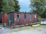 Im Bahnhof Schlettau stehen zwei abgestellte s�chsische Wagenk�sten.Ob der hier ...