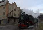 Weiseritztalbahn 99 1734-5 hat am 29.12.09 das Stadtgebiet von Dippoltiswalde erreicht.