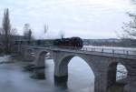 Weiseritztalbahn 99 1734-5 passiert am 29.12.09 die Steinbogenbr�cke an der Talsperre Malter.
