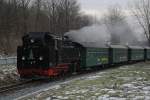 Weiseritztalbahn 99 1734-5 ist am 29.12.09 nahe der Staumer der Talsperre Malter unterwegs.