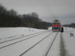 Nochmal der Bahnhof, oder besser Haltepunkt, Prudowka mit einem ausfahrenden Nahverkehrszug in Richtung Terikowka. 31.12.2008.