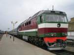 Die TEP70-0354 mit einem Schnellzug nach St. Petersburg in Gomel am 01.04.2010 um 16:55 Uhr bei der Abfahrt. Die Lok ist Baujahr 1993 und produziert bei der langsamen Anfahrt im Bahnhof, aus fotografischer Sicht leider, keine sichtbaren Abgase. 