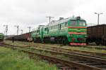 Im Polnisch/Weirussischen Grenzbahnhof Kuznica steht die Weirussische 2M62y-0052 mit ihrem Gterzug.17.05.09