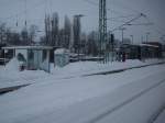 wetterkapriolen-hardcore-wetter Auf Grund der aufget�rmten Schneemassen auf dem Bahnsteig in Bergen/R�gen,sperrte man,am 31.Januar 2010,die Gleise 3 und 4 und lie� die Regionalbahn nach Stralsund �ber Gleis 2 fahren.