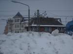 wetterkapriolen-hardcore-wetter Winter 2010 extrem.Hier schaute das Fahrdienstleiterstellwerk von Bergen/R�gen,am 12.Februar 2010,gerade so �ber die Schneemassen.Das Stellwerk war nicht eingeschneit.Hinter den Schneemassen lagen erst die Gleise und dann kommt das Stellwerk.