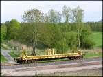 Ein abgestellter Spezialflachwagen Nr.132 der Firma Wiebe vor dem Deichschart ...