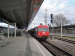 Ein dreiteiliger Wendzug mit einer 2016 steht auf Bahnsteig 6 ...