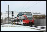 4124 022 f�hrt als S-Bahn nach Floridsdorf in den Bahnhof ...