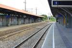 wien-sonstige �BB Hst. Atzgersdorf-Mauer am 24.Juli 2010 Blickrichtung Meidling, links alter und rechts renovierter Zustand der Bahnsteige.