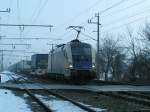 wiener-lokalbahnen-ag ES64U2-60 ist bei Nebelwetter mit einem 'Huckepackzug' bei Bruck/L Richtung Wien unterwegs;100204