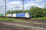 ES U2-022, mit Containerzug in Lehrte am 11.06.&acute;10.  ...