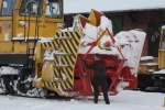 Winterdienst In Ludwigslust wird die Schneeschleuder 716 002 vom Eis befreit. 03.02.2010