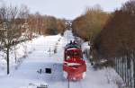 Winterdienst 218 104-8 zieht bei Schwentinental-Raisdorf am 11.02.2010 den L�becker Schneepflug Richtung L�beck.