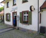 Der Bahnhofsvorsteher in F�tzen, begr��t alle Fahrg�ste der Sauschw�nzlebahn in ...
