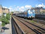 x10-14 7.7.2010 11:50 SJ X10 der Stockholmer S-Bahn (Pendelt�g) aus Baalsta nach V�sterhaninge auf dem s�dlichen Teil der Centralbron in Richtung des S�derledstunneln.