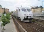 x2000 10.7.2010 13:53 SJ X2000 aus G�teborg Central nach Stockholm Central auf dem s�dlichen Teil der Centralbron kurz nach der Ausfahrt aus dem S�derledstunneln. 