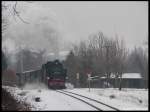 99 787 mit SOEG 700 vor dem Bahnhof Bertsdorf mit ...