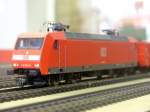 Zuge Eine BR 145 von Roco auf einer Modellbahnanlage am 29.01.2010.