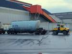 Ein Zweiwegeunimog mit Silowaggons ...  Mario Sch�rholz 05.12.2009