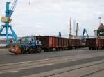 Zweiwegefahrzeuge Im Stralsunder Nordhafen rangierte am 09.April 2010 dieses Zweiwegefahrzeug.