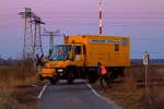 Zweiwegefahrzeug beim Ausgleisen auf B� bei Stiftshof. - 01.02.2012
  ...