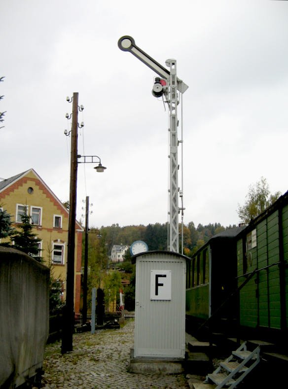 Ein Streckenfernsprecherh�uschen und ein Fl�gelsignal geh�ren zum Verkehrsdenkmal Geyer wie