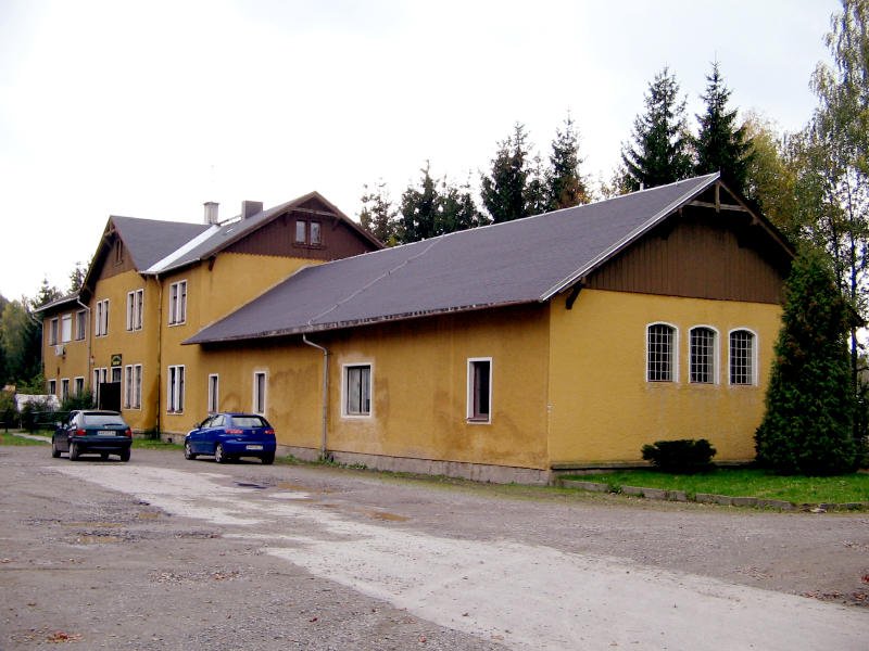 Das Empfangsgeb�ude mit dem Anfang der 20er Jahre abgebrannten und