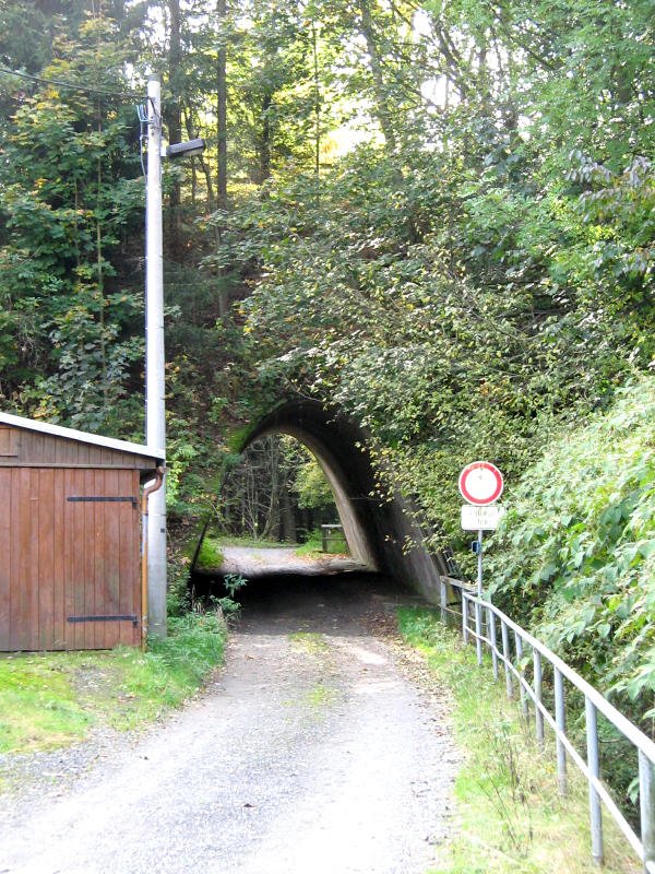 In der N�he dieses Betondurchlasses im Bahndamm am Haltepunkt Ehrenfriedersdorf