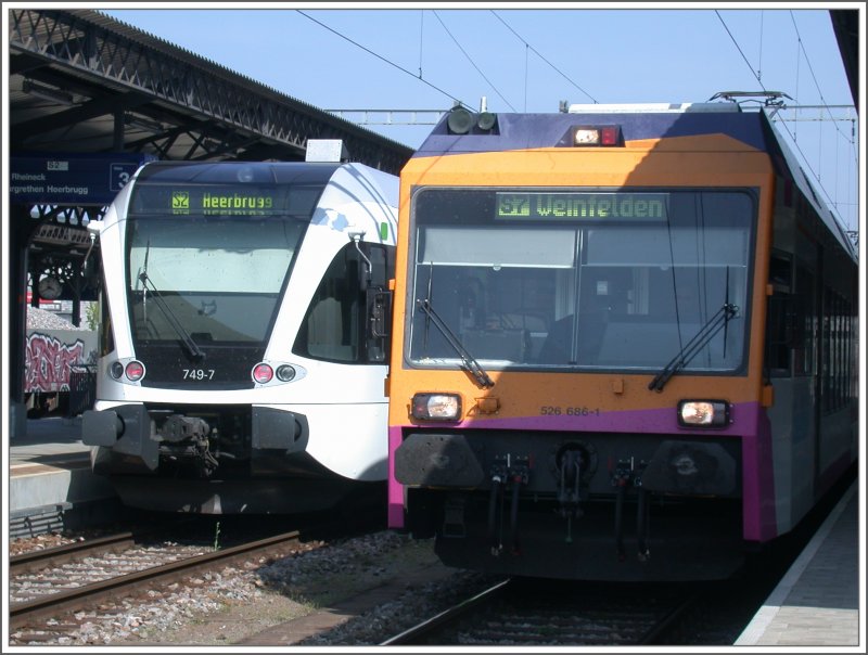 Zwei Stadler Triebwagen begegnen sich in Rorschach Bf. S2 mit