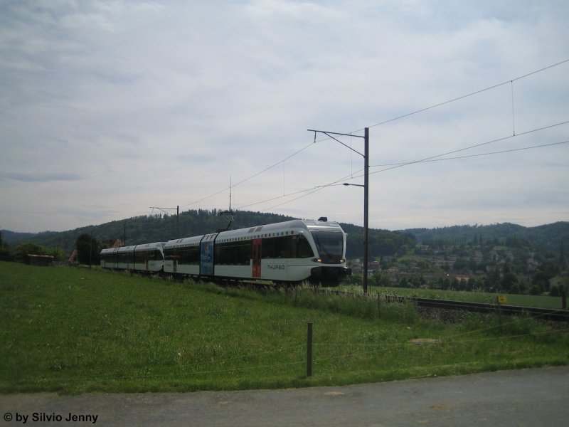 RABe 526 729-9 Kanton Aargau und 526 752-1 verlasssen am