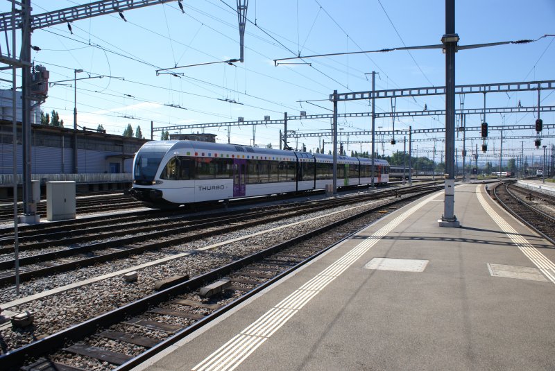 RABe 526 769-5 f�hrt am 5.7.08 in den Bahnhof Romanshorn