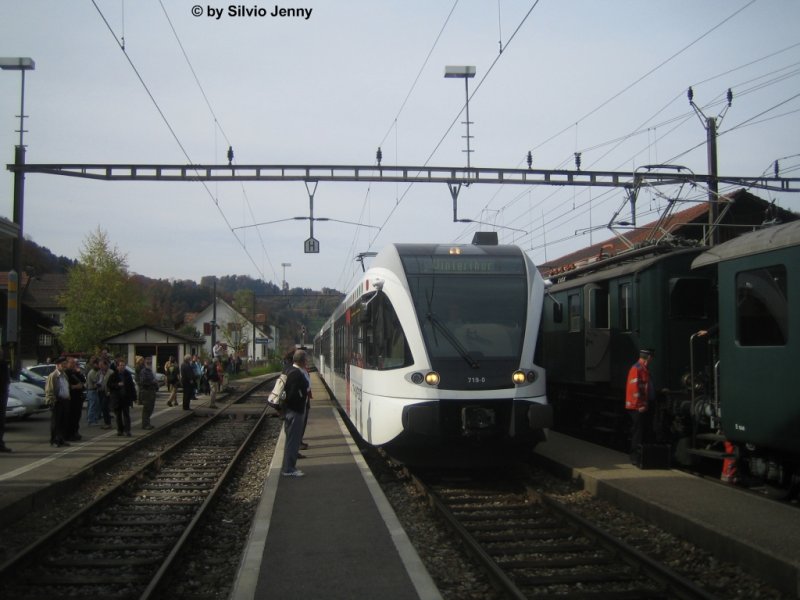 RABe 526 719-0 + 526 784-4 erreichen mit dem Extrazug