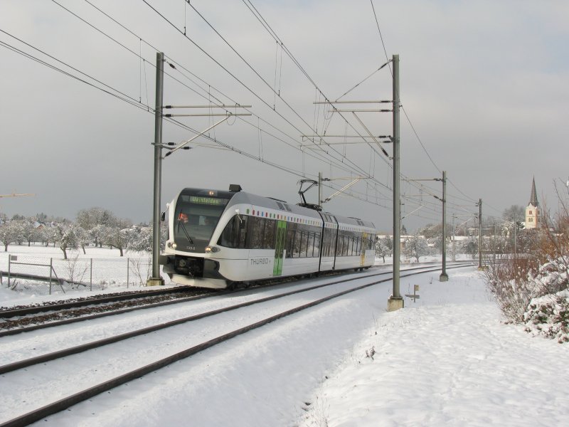 Der RABe 526 039 f�hrt bergw�rts von Kreuzlingen Richtung Weinfelden.