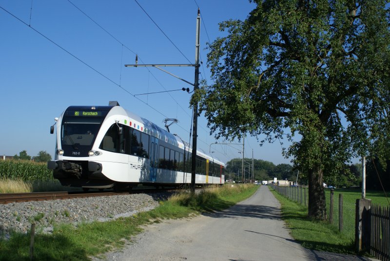 Thurbo-GTW unterwegs am 15. Juli 2007 zwischen Egnach und Arbon am Bodensee.