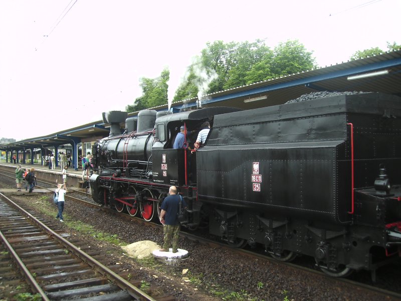 The TR12 at the station in 150 Jahre Bahnhof Tarnowskie