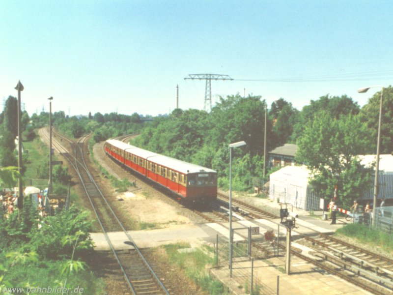 Traditionszug der Berliner S-Bahn am Bahnhof Biesdorf im Sommer 2000.