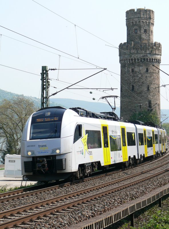 Trans Regio 460 008-6 rast durch Oberwesel in Richtung Koblenz.