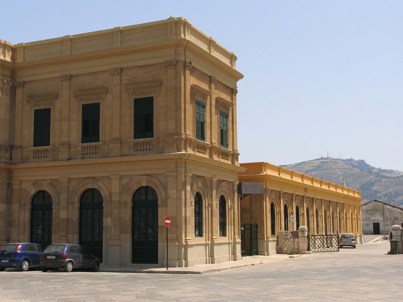 Bahnhof Trapani am 2-6-2008.  