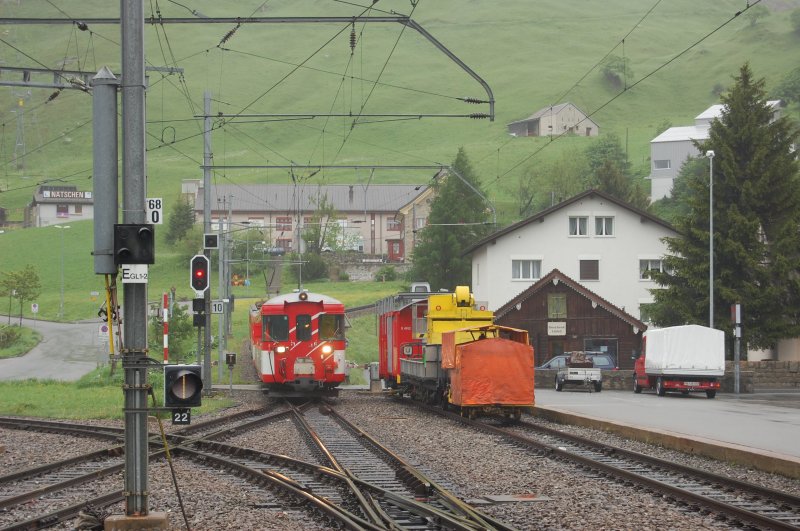 in Regionalzug bei der Einfahrt in Andermatt am 05.06.2008 