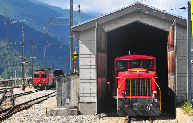 Die Gm 4/4 verschwindet im Schuppen in Oberwald. Links der