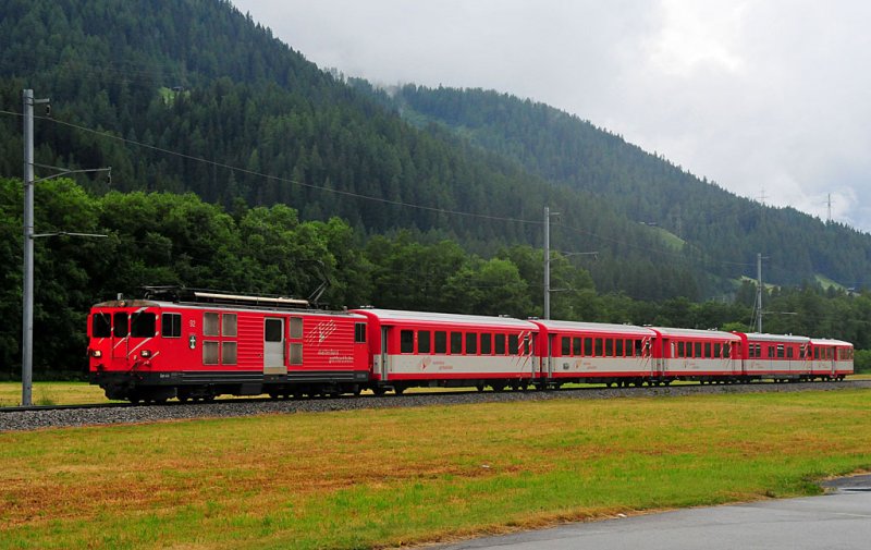 Deh 4/4 92 mit Regionalzug, verst�rkt mit Kofferkullisteuerwagen BDkt f�r