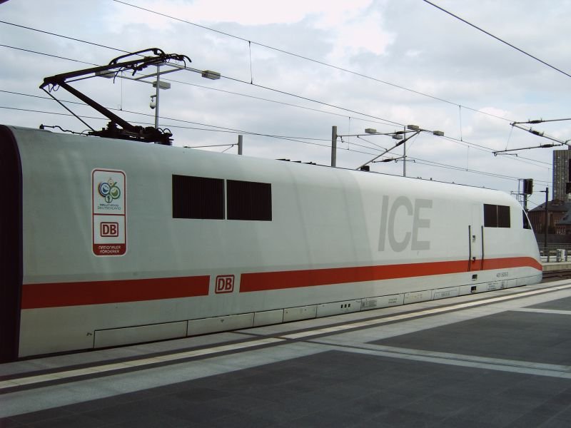 Triebkopf des ICE 1 (401 505-3), mit dem Sponsoringlogo zur Fussball Weltmeisterschaft 2006, kurz nach der Einfahrt in den Berliner Hbf am 26.06.2006. Wenige Minuten spter erhlt der ICE Ausfahrt in Richtung Berlin Friedrichstrae.