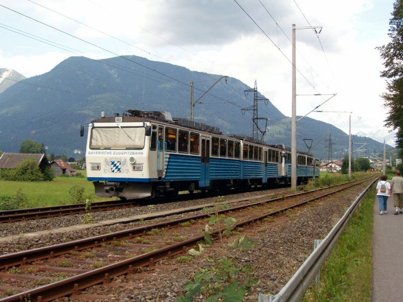 Triebwagen 10 und 11 fahren schnell nach Garmisch zwischen den Haltestellen Kreuzeck-Alpispitzbahn und hausbergbahn. 13.08.07