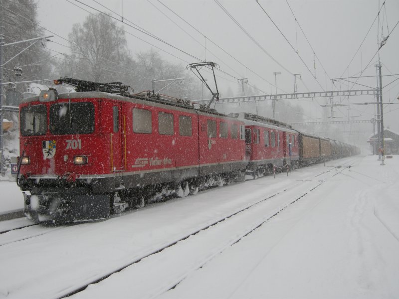 Ge6/6II 701 am 17.2.09 mit einem langen G�terzug mit ABe4/4III
