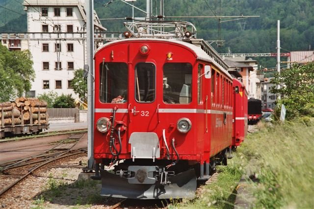 Triebwagen ABe 4/4 Nr. 32 in Tirano, wo dieses alte Fahrzeug (Baujahr 1908, Umbauten 1946, 1969, 1988) diesen Sommer als Druckluftspender fr die abgestellten Panorama-Wagen des Bernina-Express diente. Aufnahme vom Juli 2006.