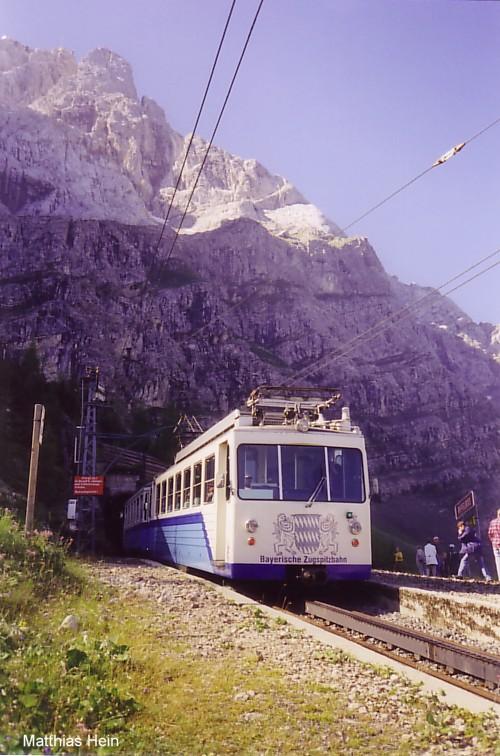 Triebwagen der Bayerischen Zugspitzbahn BZB (Meterspur Adhsions- und Zahnradbahn) Station Riffelriss 1639m, im August 1998.

