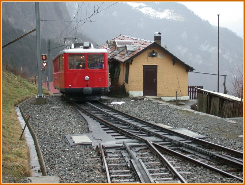 Triebwagen Nr.3 fhrt auf die Schiebebhne in der Station Freibergen. Die Fotos dieser Serie habe ich aus dem Fhrerstand geschossen, wohin uns der Lokfhrer zur Talfahrt eingeladen hat, wegen des mit einer Gruppe Koreaner vollbesetzten Triebwagens. (12.02.2007)