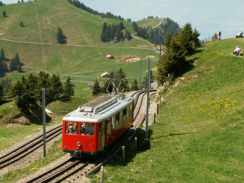 Triebwagen Nr.4 der VRB von Vitznau kommend,zwischen Rigi-Staffel und Rigi-Kulm.Links das Gleis der ARB. 23.05.09